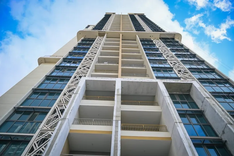 Binnipete: looking up a finished residential tower