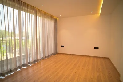 Sarjapura: villa room with timber flooring